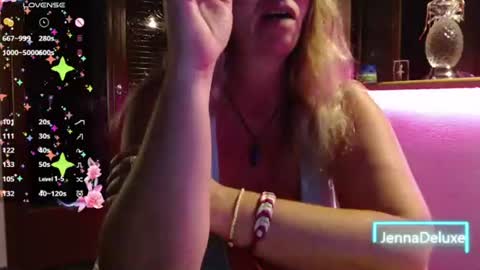 Snapshot of jennadeluxe chatting on June 17, 6:42 pm Jenna online show from June 17, 6:42 pm