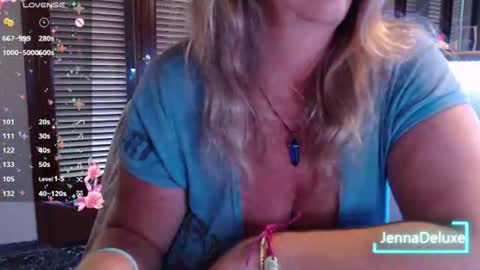 Snapshot of jennadeluxe chatting on July 4, 4:07 am Jenna online show from July 4, 4:07 am