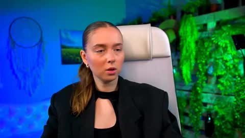 Jennifer online show from February 24, 7:23 pm