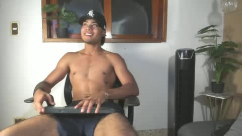 Snapshot of jeremy_wallker chatting on May 20, 8:48 pm Jeremy online show from May 20, 8:48 pm