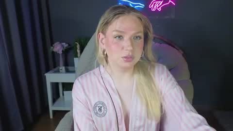 Snapshot of jes_solar chatting on July 25, 3:53 pm jes_solar online show from July 25, 3:53 pm