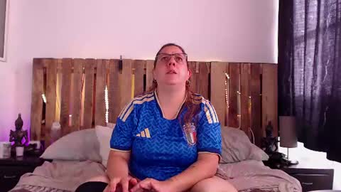 Snapshot of jessi_jones01 chatting on June 22, 12:24 pm Big Jones online show from June 22, 12:24 pm