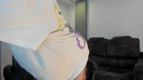 Snapshot of jessi_lemus chatting on June 24, 8:19 pm jessi_lemus online show from June 24, 8:19 pm