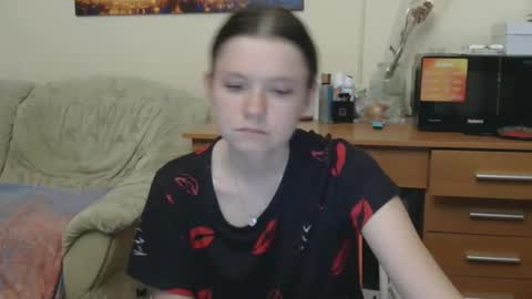 jessicaholland1 online show from May 21, 7:10 pm