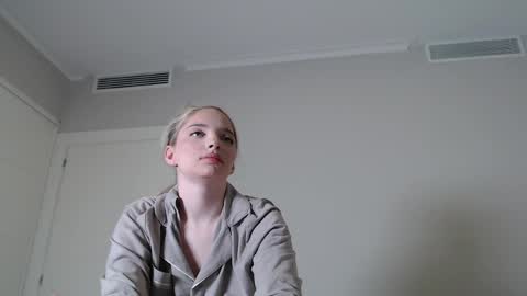 Snapshot of jessicahwinters chatting on February 23, 1:25 am Jessica online show from February 23, 1:25 am