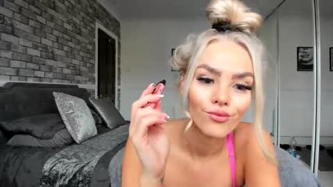 Snapshot of jessiebella0210_ chatting on October 26, 1:28 pm jessiebella0210_ online show from October 26, 1:28 pm