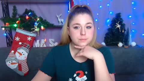 Snapshot of jessikadaniels chatting on December 18, 7:36 am Jess online show from December 18, 7:36 am
