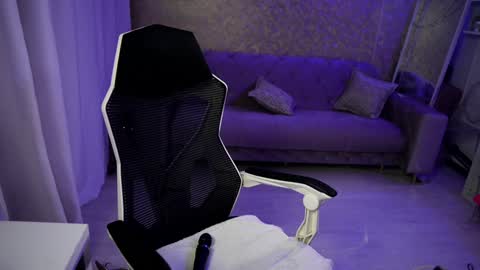 Snapshot of jeyssy69 chatting on December 22, 4:17 am Jeyssy also Andra online show from December 22, 4:17 am