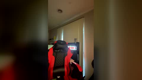 jezzyboy692001 online show from May 21, 9:22 pm