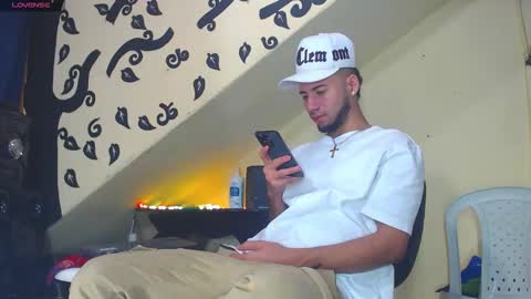 Snapshot of jhon_malo chatting on February 25, 9:13 pm jhon_malo online show from February 25, 9:13 pm