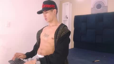 Snapshot of jhonn_rhyss chatting on December 23, 2:35 am Jhon online show from December 23, 2:35 am