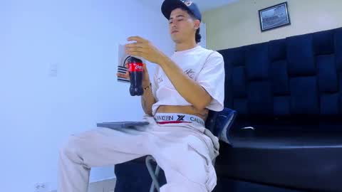 Snapshot of jhonn_rhyss chatting on September 18, 3:19 am Jhon online show from September 18, 3:19 am