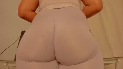 Snapshot of joanyo_brown chatting on December 14, 1:00 am joanyo_brown online show from December 14, 1:00 am