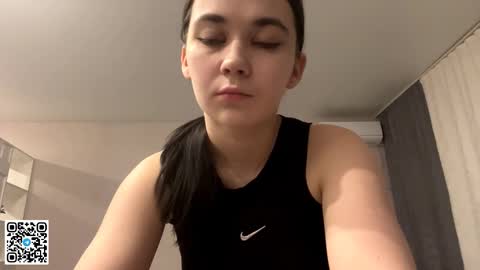 Snapshot of joellendrinen chatting on January 18, 6:44 pm Emilia or Emi online show from January 18, 6:44 pm