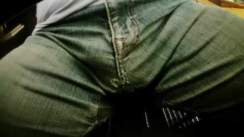 Snapshot of joeystr0ker chatting on April 18, 10:10 pm joeystr0ker online show from April 18, 10:10 pm