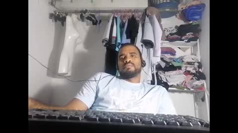 Snapshot of johan2222222222 chatting on February 18, 6:59 am johan2222222222 online show from February 18, 6:59 am