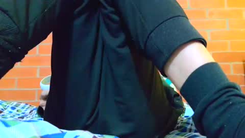 Snapshot of johan70nsexy chatting on June 17, 5:36 pm johan70nsexy online show from June 17, 5:36 pm