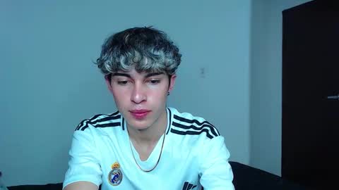 Snapshot of john_vichenso chatting on December 4, 9:56 pm John Vichenso online show from December 4, 9:56 pm