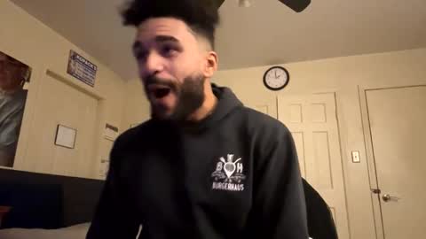 Snapshot of johnmkop chatting on December 15, 7:01 am Mikemike online show from December 15, 7:01 am