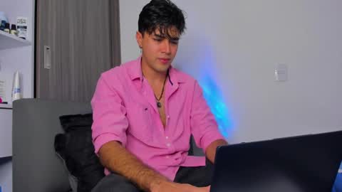 Snapshot of johnny_bravo777 chatting on February 6, 12:22 am johnny_bravo777 online show from February 6, 12:22 am