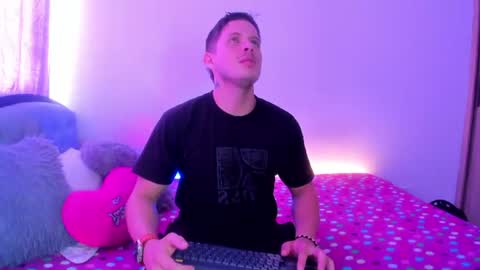 Snapshot of johnycooper08 chatting on July 13, 1:36 pm johnycooper08 online show from July 13, 1:36 pm