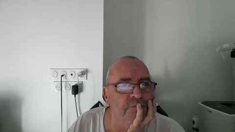 Snapshot of jojo04800 chatting on November 3, 1:12 pm jojo04800 online show from November 3, 1:12 pm