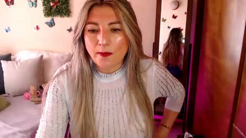 Snapshot of jolie_mature_ chatting on May 4, 8:38 pm Jolie Mature online show from May 4, 8:38 pm