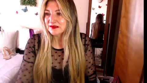Snapshot of jolie_mature_ chatting on June 2, 9:17 pm Jolie Mature online show from June 2, 9:17 pm