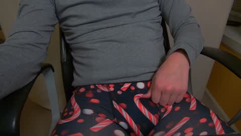 Snapshot of joneszy145 chatting on December 7, 4:31 am WhteGuy online show from December 7, 4:31 am