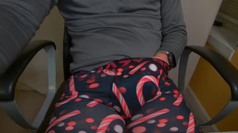 Snapshot of joneszy145 chatting on December 12, 3:43 am WhteGuy online show from December 12, 3:43 am