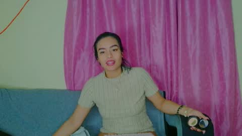 Snapshot of joyshe__vergara chatting on December 22, 5:48 am online show from December 22, 5:48 am
