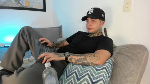 juan_alvarez18 online show from September 13, 3:17 am