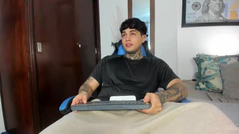 juan_alvarez18 online show from November 13, 11:58 pm