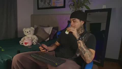 Snapshot of juan_alvarez18 chatting on April 9, 2:11 am juan_alvarez18 online show from April 9, 2:11 am