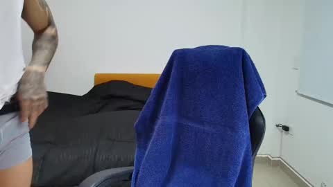 Snapshot of juan_gomez_1 chatting on November 18, 12:05 am juan_gomez_1 online show from November 18, 12:05 am