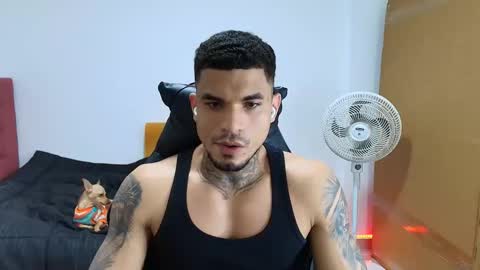 Snapshot of juan_gomez_1 chatting on November 25, 12:10 am juan_gomez_1 online show from November 25, 12:10 am