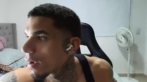 Snapshot of juan_gomez_1 chatting on January 7, 1:30 am juan_gomez_1 online show from January 7, 1:30 am