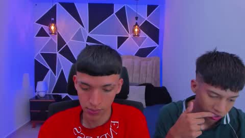 Snapshot of juan_nd_steven chatting on November 5, 4:34 am JuanSteven online show from November 5, 4:34 am