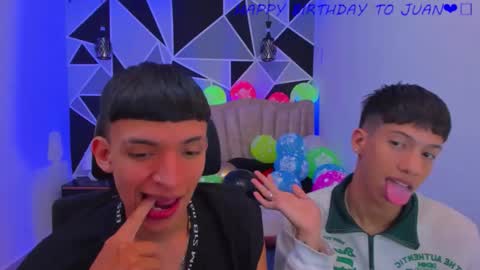 Snapshot of juan_nd_steven chatting on November 27, 12:24 am JuanSteven online show from November 27, 12:24 am