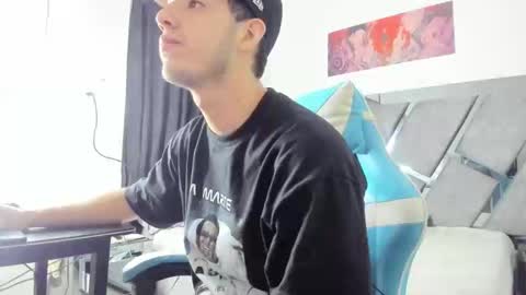 juannvalencia11 online show from April 22, 2:47 am