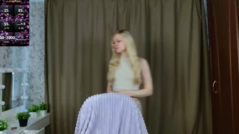 Snapshot of juicegirl340 chatting on September 9, 9:53 am Lola fav pattern 357595250 online show from September 9, 9:53 am