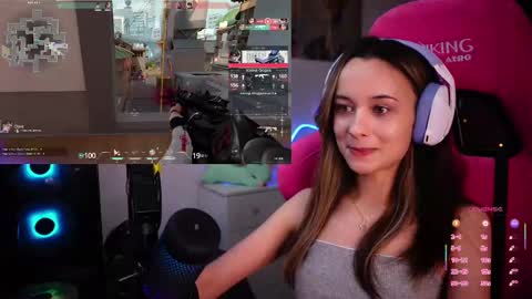 Snapshot of juicy___angel chatting on February 25, 11:33 pm Angelina online show from February 25, 11:33 pm