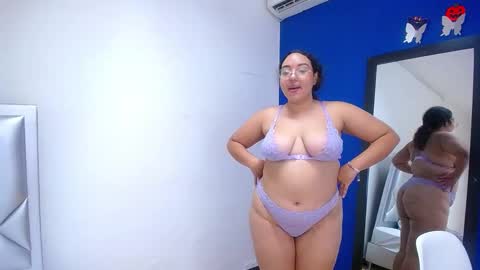juicy_bignipples18 online show from December 9, 4:26 pm