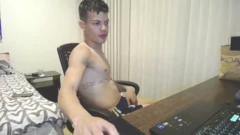 Snapshot of juicy_boy22 chatting on February 7, 3:01 am Miguel online show from February 7, 3:01 am