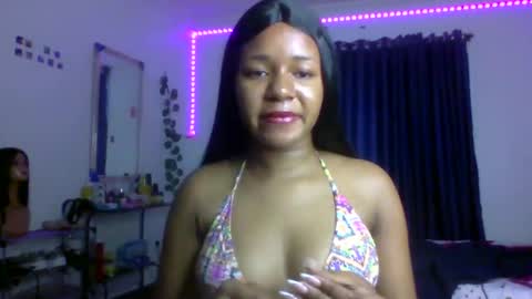 Snapshot of juicy_pussy1122 chatting on November 5, 8:36 am Emily online show from November 5, 8:36 am