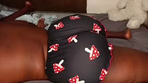 Snapshot of juicybooty_001 chatting on October 29, 3:20 am Sweetass online show from October 29, 3:20 am