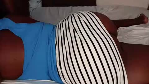 Snapshot of juicybooty_001 chatting on October 30, 6:26 am Sweetass online show from October 30, 6:26 am