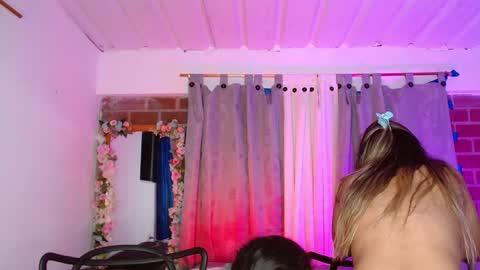 Snapshot of jules_n_gia chatting on December 5, 11:07 pm Jules and Gia online show from December 5, 11:07 pm