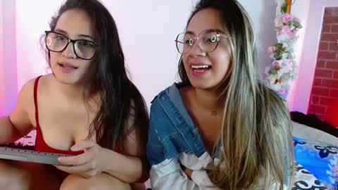 Snapshot of jules_n_gia chatting on December 18, 5:10 pm Jules and Gia online show from December 18, 5:10 pm