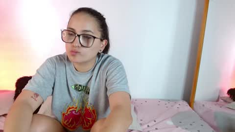 Snapshot of jules_n_gia chatting on December 21, 7:38 pm Jules and Gia online show from December 21, 7:38 pm